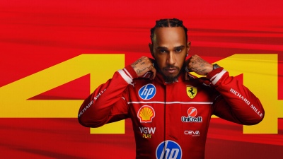 Lewis Hamilton, F1 25, 2025 Games, Red background